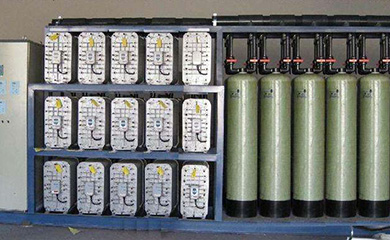 半導(dǎo)體、集成電路芯片及封裝、液晶顯示、高精度線路板、光電器件、各種電子器件、微電子工業(yè)、大規(guī)模、超大規(guī)模集成電路需用大量的純水、高純水、超純水清洗半成品、成品。集成電路的集成度越高，線寬越窄，對(duì)水質(zhì)的要求也越高。目前我國(guó)電子工業(yè)部把電子級(jí)水質(zhì)技術(shù)分為五個(gè)行業(yè)等級(jí)，分別為18MΩ.cm、15MΩ.cm、10MΩ.cm、2MΩ.c