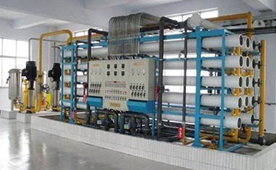       反滲透是最精密的膜法液體分離技術(shù)，在進(jìn)水(濃溶液)側(cè)施加操作壓力以克服自然滲透壓，當(dāng)高于自然滲透壓的操作壓力離加于濃溶液側(cè)時(shí)水分子自然滲透的流動(dòng)方向就會(huì)逆轉(zhuǎn)，進(jìn)水(濃溶液)中的水分子部份通過反滲透膜成為稀溶液側(cè)的凈化產(chǎn)水;反滲透設(shè)備能阻擋所有溶解性鹽及分子量大于100的有機(jī)物，但允許水分子透過，反滲透復(fù)合膜脫鹽