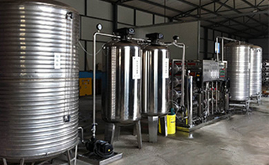 反滲透是一種現(xiàn)代新型的純凈水處理技術(shù)。通過反滲透元件來提高水質(zhì)的純凈度，清除水中含有的雜質(zhì)和鹽。我們?nèi)粘Ｋ玫募兯虺兯际墙?jīng)過反滲透設(shè)備處理的，水質(zhì)幾乎不導(dǎo)電。