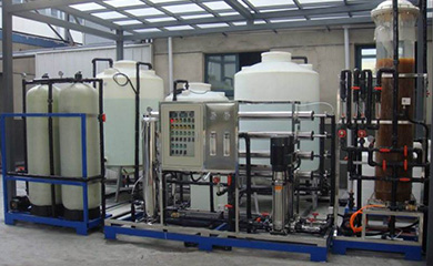 電鍍涂裝行業(yè)中，為了增加鍍件表面光潔度、亮度、附著力，電鍍液的配制需要用電導(dǎo)率在15uS/cm以下的純水，另外在鍍件漂洗時(shí)也需用電導(dǎo)率在10uS/cm以下純水來清洗。