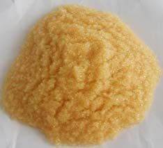 軟化樹脂是專用于軟化硬水的一種專用樹脂，通過(guò)離子交換技術(shù)，使水的硬度小于50 mg/L(CaCO3)。離子交換是一種特殊的動(dòng)態(tài)吸附過(guò)程，一般是由不溶于水的離子交換劑在電解質(zhì)溶液中進(jìn)行，這種離子交換劑即為離子交換樹脂。