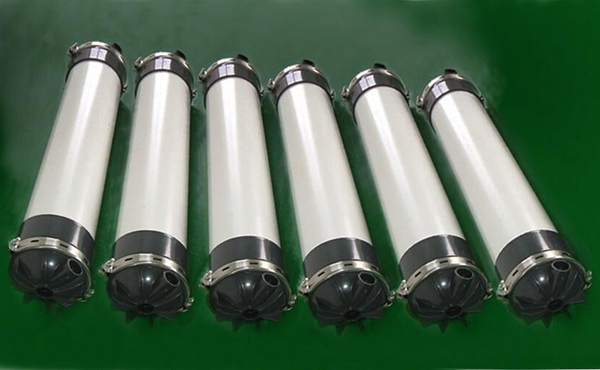 超濾膜，是一種孔徑規(guī)格一致，額定孔徑范圍為0.001-0.02微米的微孔過(guò)濾膜。在膜的一側(cè)施以適當(dāng)壓力，就能篩出小于孔徑的溶質(zhì)分子，以分離分子量大于500道爾頓、粒徑大于2～20納米的顆粒。超濾膜是最早開發(fā)的高分子分離膜之一，在60年代超濾裝置就實(shí)現(xiàn)了工業(yè)化。